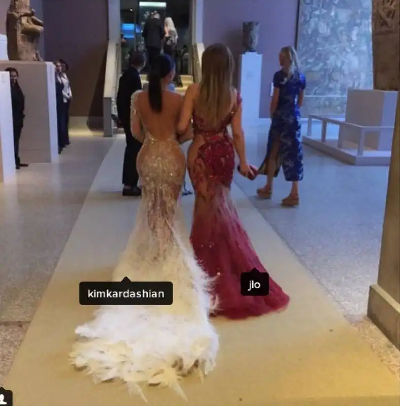 jlo e kim visitano la mostra del met