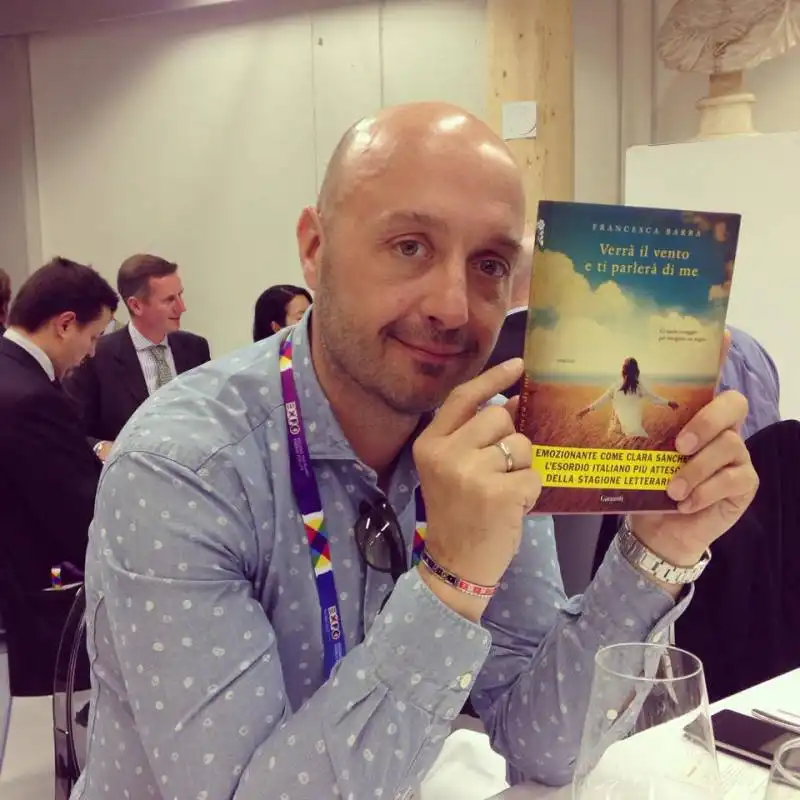 JOE BASTIANICH CON IL LIBRO DI FRANCESCA BARRA