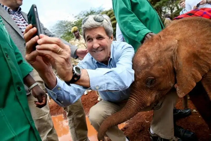 john kerry si fa un selfie con un cucciolo di elefante