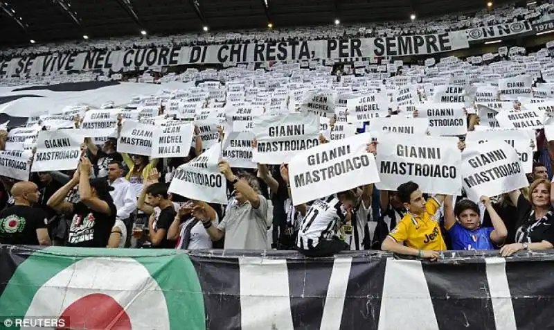 la curva della juventus  ricorda le vittime dell heysel