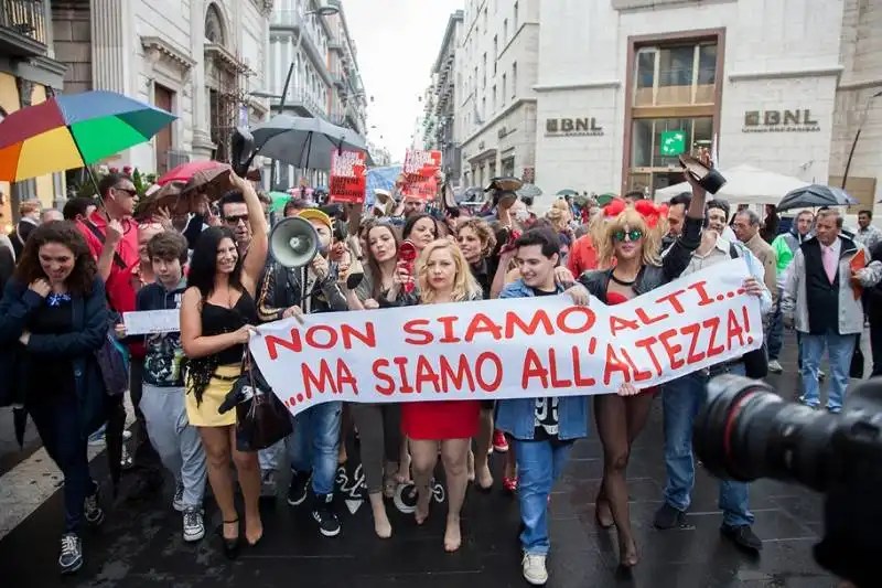 lisa fusco e il flash mob per le persone basse  8