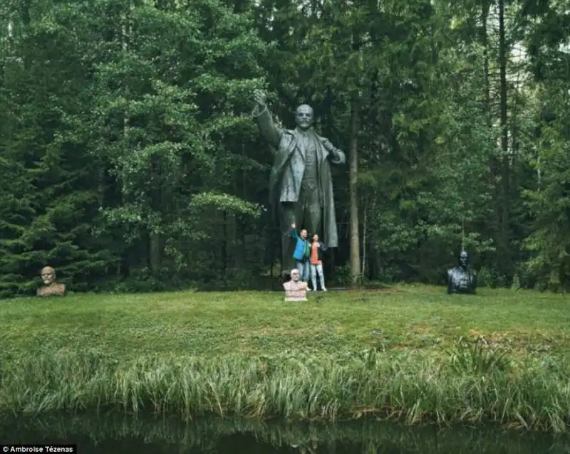 lituania, statua di lenin al grutas park di vilnius