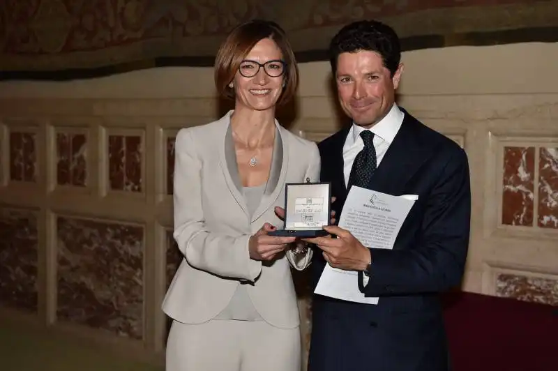 mariastella gelmini premiata da matteo marzotto