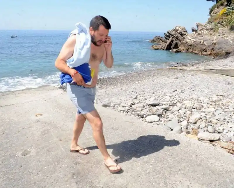 matteo salvini al mare 4