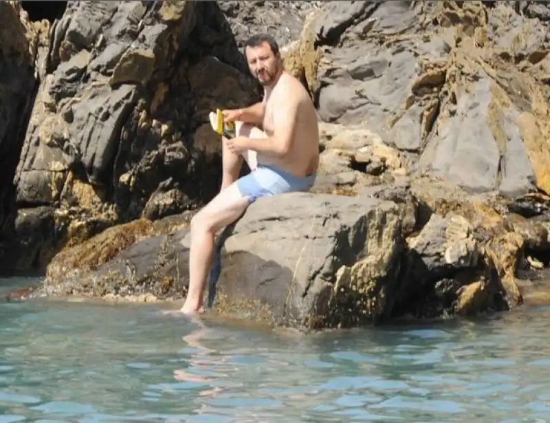 matteo salvini al mare 9