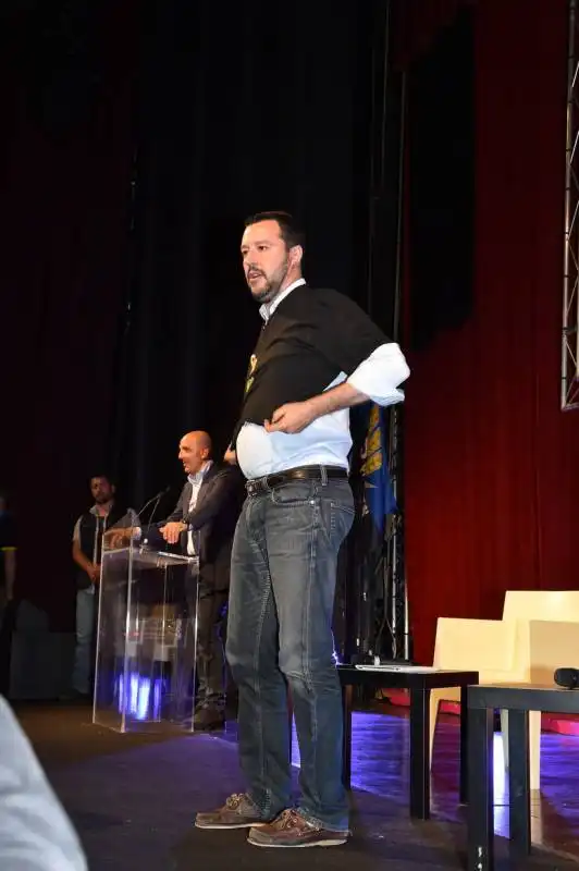 matteo salvini indossa la maglia maro liberi (3)