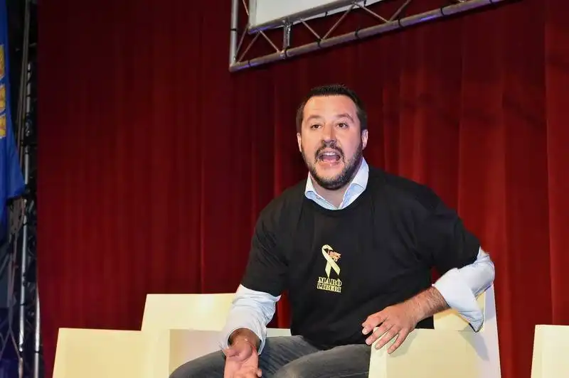 matteo salvini sul palco del brancaccio (4)