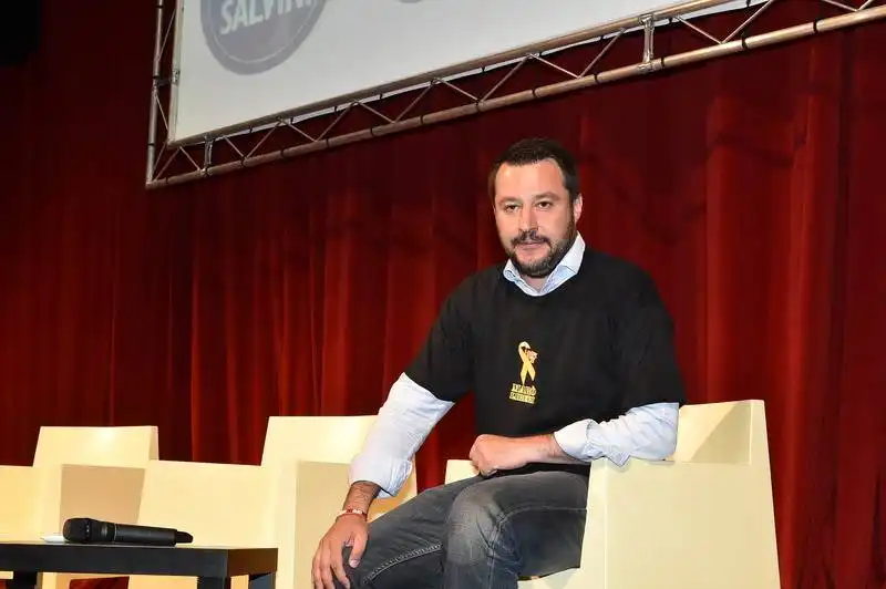 matteo salvini sul palco del brancaccio (5)