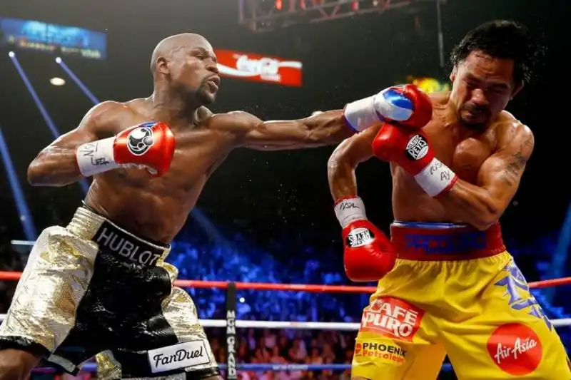 mayweather colpisce pacquiao