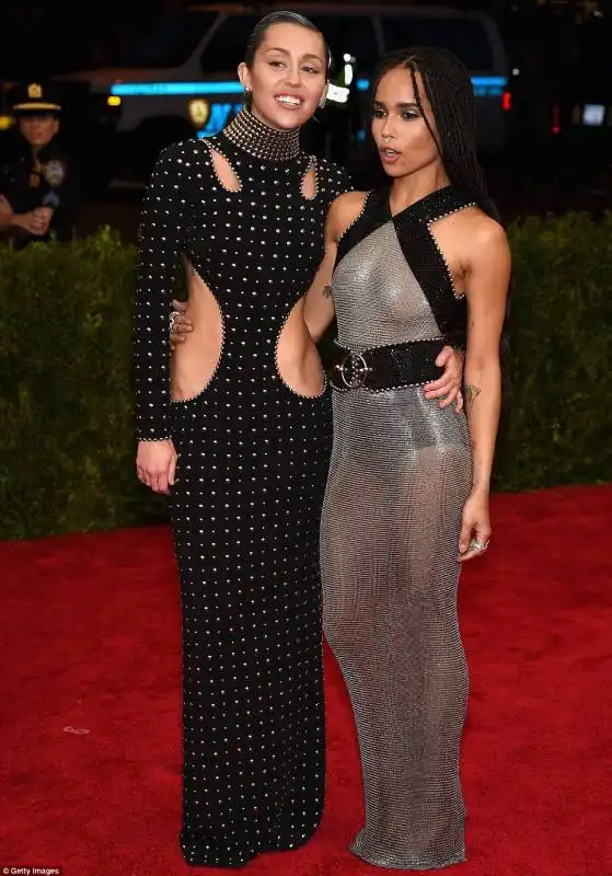 miley e zoe kravitz al met