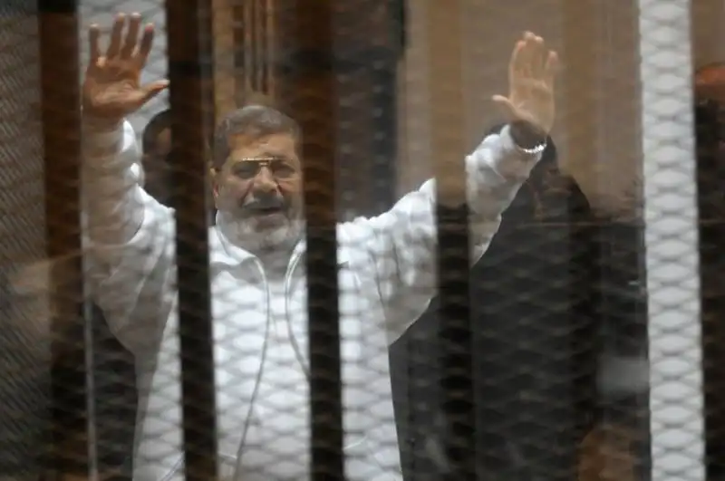 MORSI DIETRO LE SBARRE