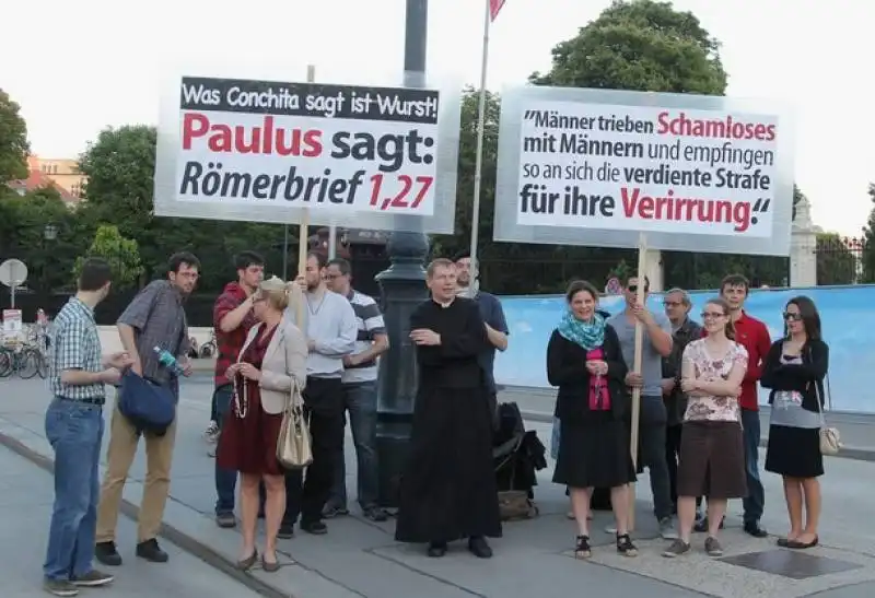 proteste contro la manifestazione omosessuale citano gli atti degli apostoli   vienna