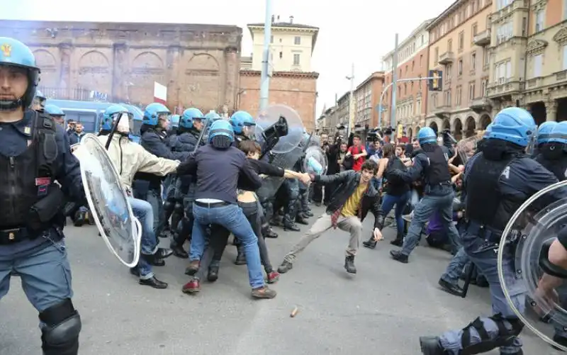 renzi contestato alla festa dell unita a bologna  5