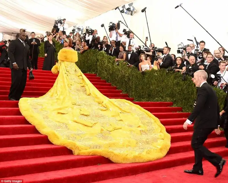 rihanna sul red carpet del met