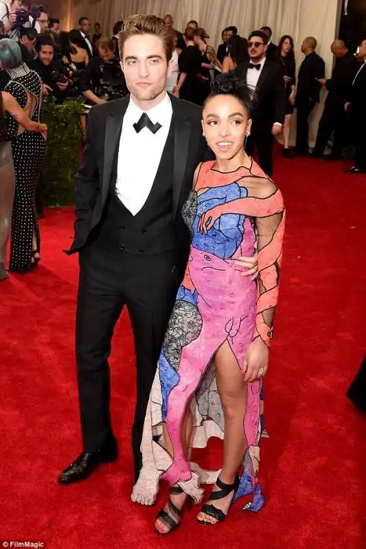 robert pattison e fka twigs 2