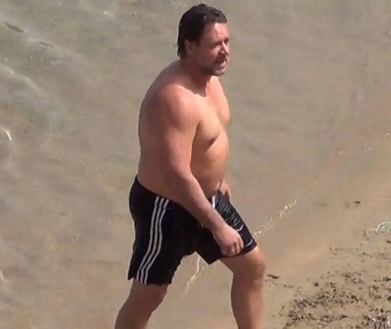 russel crowe dad bod