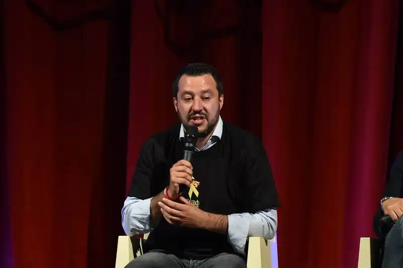 salvini risponde alle domande dei giornalisti  (3)