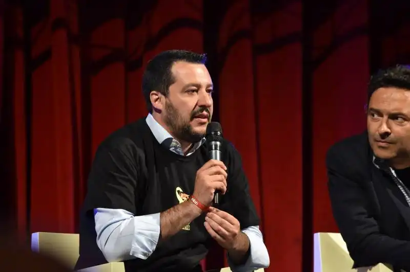 salvini risponde alle domande dei giornalisti 