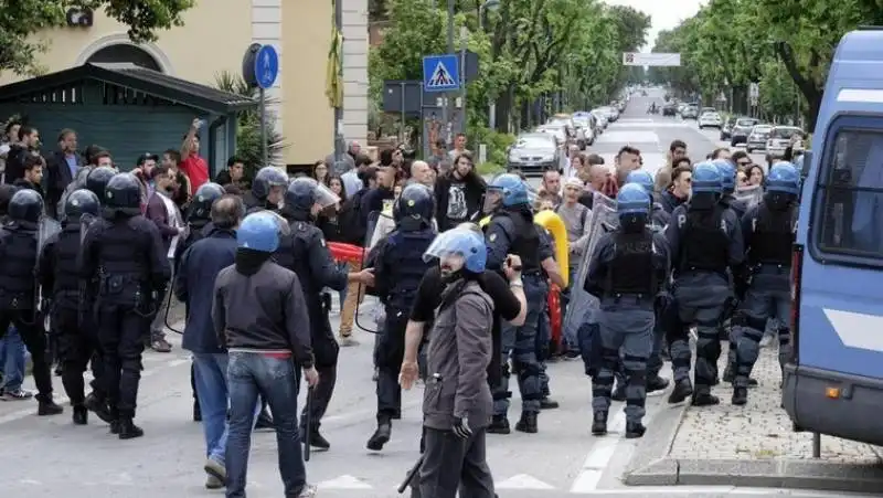 SCONTRI AL COMIZIO DI SALVINI A MASSA CARRARA 