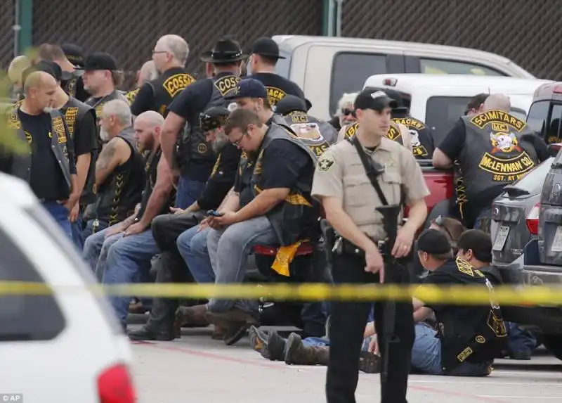 scontro tra gang di motociclisti in texas