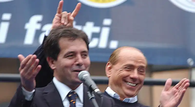 silvio berlusconi corna  3