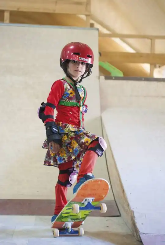 skater in gonnella a kabul