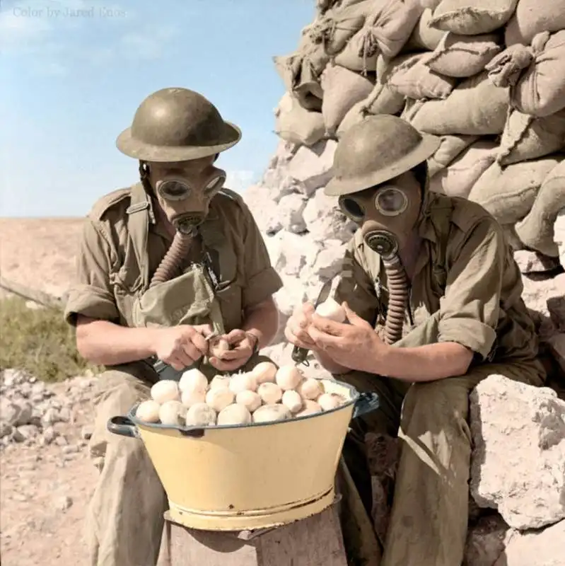 soldati con maschere a gas a tobruk 1941 2