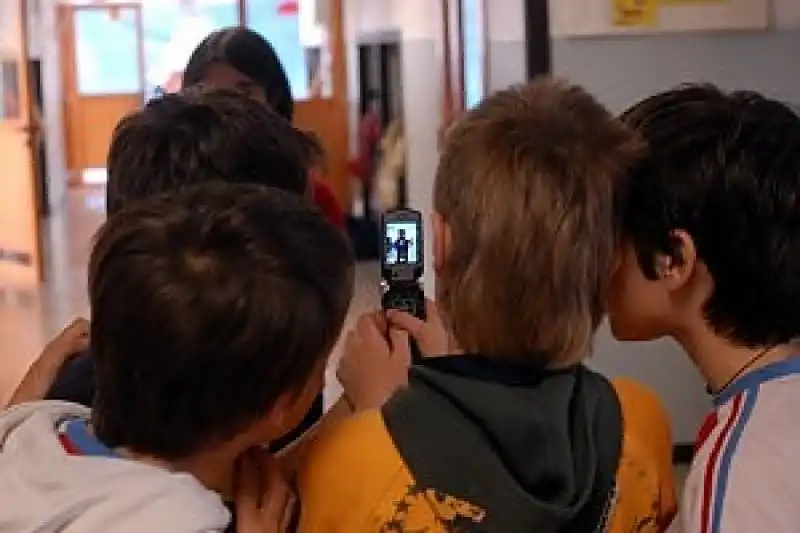 TELEFONINI A SCUOLA