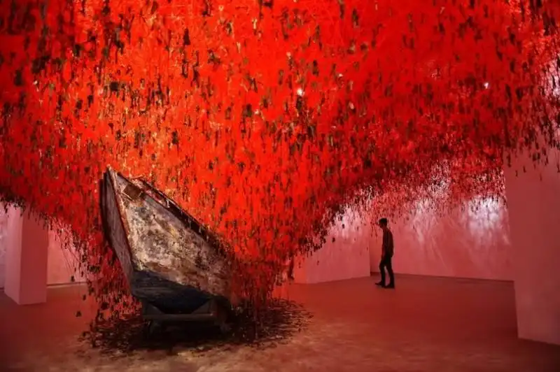 the key in the hand di chiharu shiota al padiglione giapponese della biennale di venezia