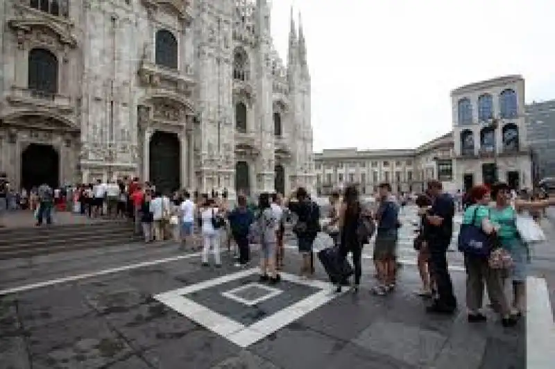 TURISTI DUOMO MILANO