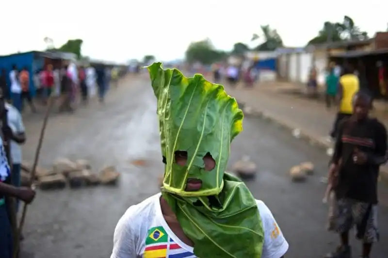 un manifestante usa una foglia come maschera in burundi dopo le elezioni presidenziali