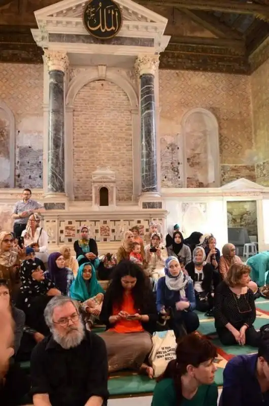 una moschea in una chiesa  succede a venezia per la biennale 10image