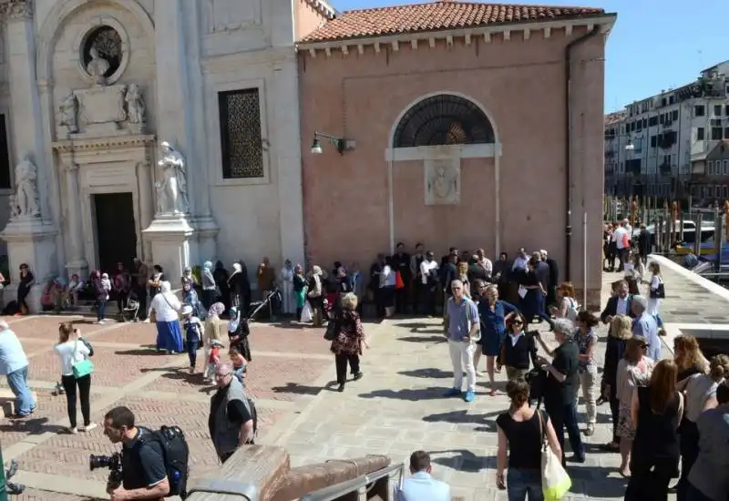 una moschea in una chiesa  succede a venezia per la biennale 13image