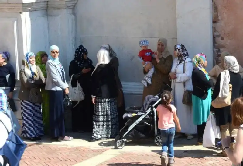 una moschea in una chiesa  succede a venezia per la biennale 14image