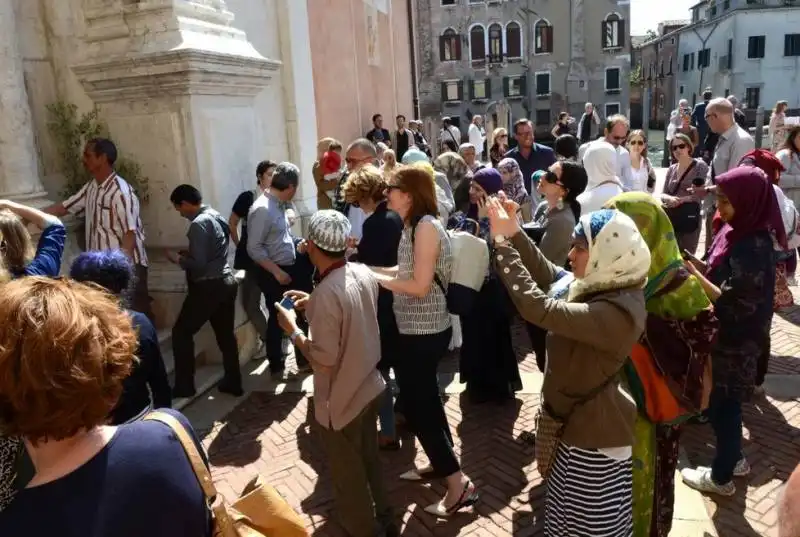 una moschea in una chiesa  succede a venezia per la biennale 15image