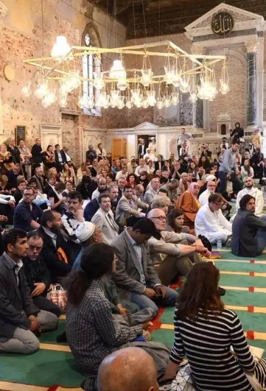 una moschea in una chiesa  succede a venezia per la biennale 5image