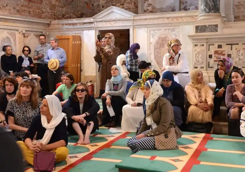 una moschea in una chiesa  succede a venezia per la biennale 7image