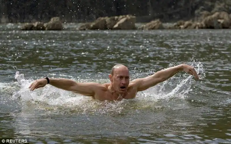 vladimir putin nuota nel lago