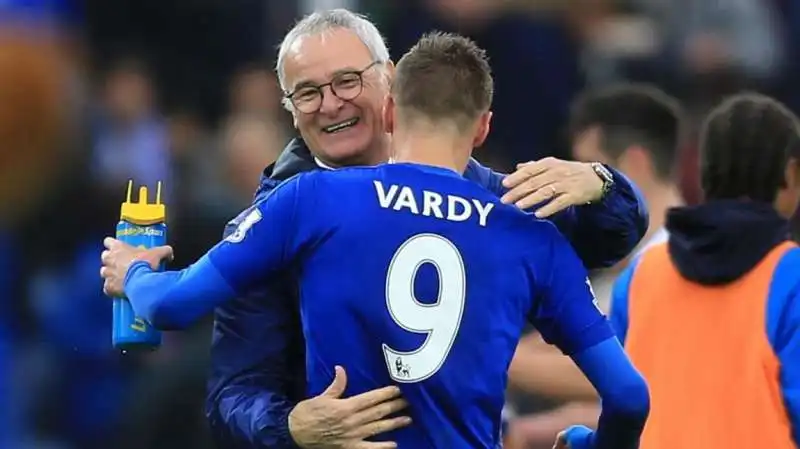 abbraccio tra vardy e ranieri