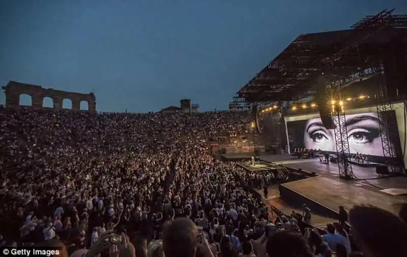 adele canta all arena di verona  2