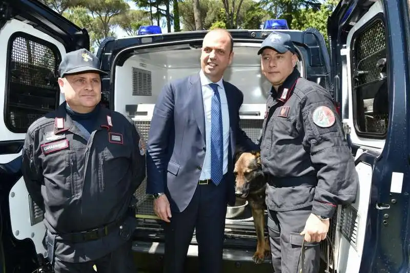 angelino alfano con carabinieri cinofili