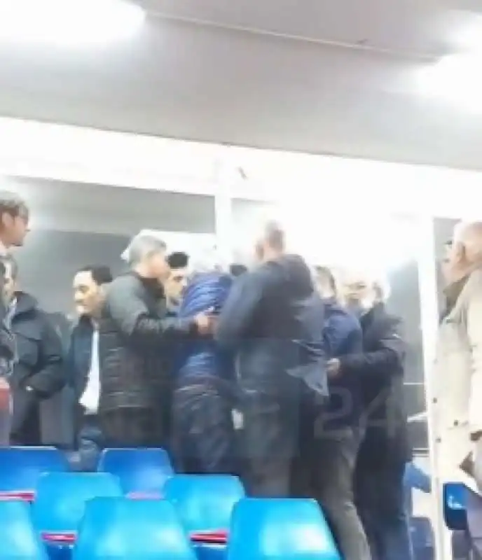 Aurelio De Laurentiis aggredisce un tifoso in tribuna