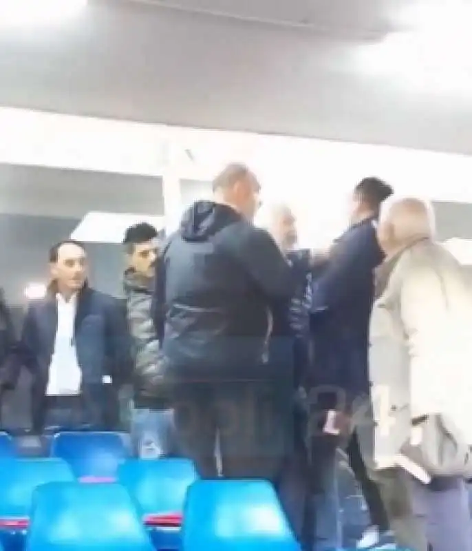 Aurelio De Laurentiis aggredisce un tifoso in tribuna