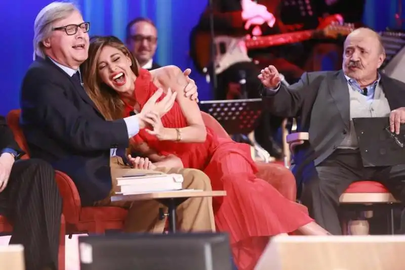 belen rodriguez e vittorio sgarbi costanzo show  20