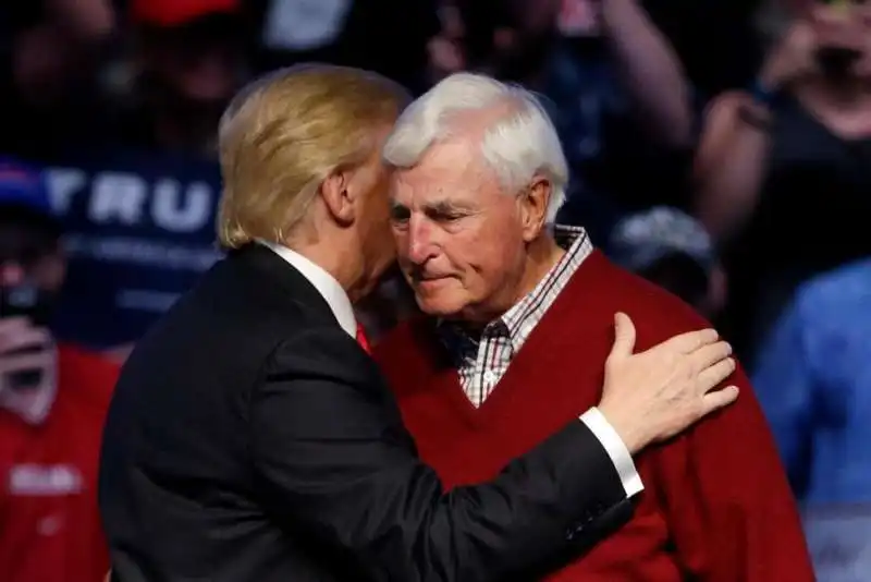 BOB KNIGHT E DONALD TRUMP