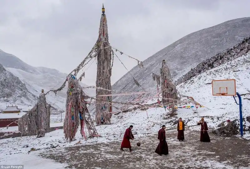 buddisti giocano a basketball in tibet