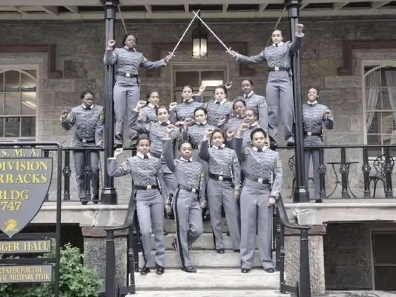 CADETTE DI WEST POINT FANNO IL SALUTO DELLE PANTERE NERE