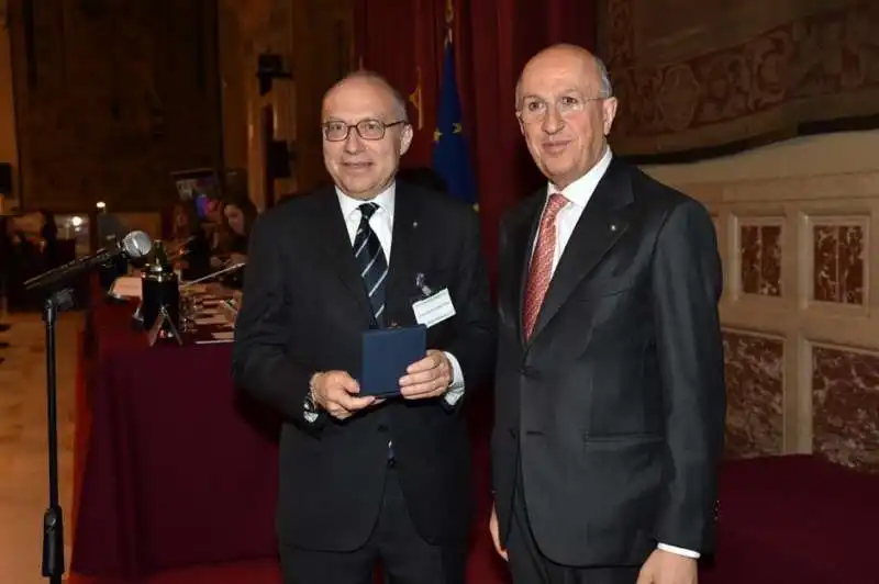 camillo venesio premiato da antonio patuelli