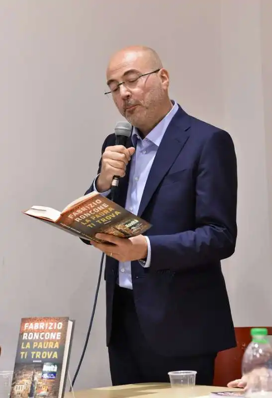 cazzullo legge il libro di roncone