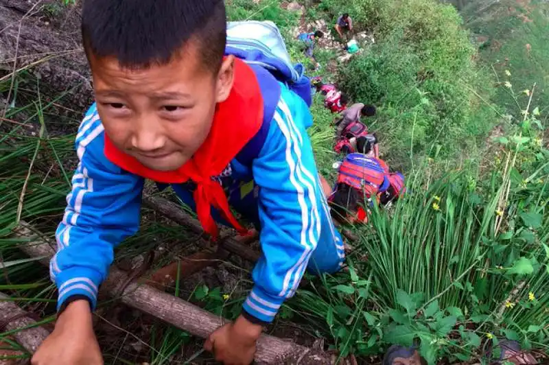 Cina - Manca la strada e i bambini tornano a casa scalando una parete di 800 metri